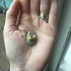 Vergulde ketting met kiezelsteen hanger, vogelbedeltje en mat amazoniet kraaltje