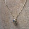 Vergulde ketting met dennenappel-bedeltje en Swarovski kraaltje