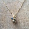 Vergulde ketting met dennenappel-bedeltje en Swarovski kraaltje