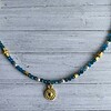 Ketting met kraaltjes van apatiet, zoetwaterparel en matvergulde details