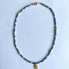 Ketting met kraaltjes van apatiet, zoetwaterparel en matvergulde details
