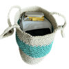Gehaakte zomer shopper tas van raffia garen in crème en blauwe kleuren