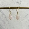 Gold filled oorbellen met druppeltjes van rozenkwarts