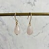 Gold filled oorbellen met druppeltjes van rozenkwarts