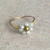 Ring van gold filled draad met bloemetje van maansteen en hematiet