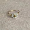 Ring van gold filled draad met bloemetje van maansteen en hematiet