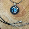 Unieke geborduurde hanger met blauwe roos