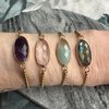 Goudkleurige armbanden met facet geslepen edelstenen