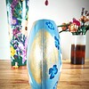 Handbeschilderde vaas in Japanse stijl, blauw met goud en kleurige koikarpers