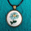 Sleutelhanger met geborduurde aqua bloem