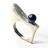 zilveren ring met een diepblauwe zoetwaterparel