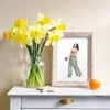 Aquarel A4 Who doesn't love flowers? Jonge vrouw met rode bloemen in haar hand