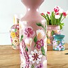 Leuk voor een zomerboeket: Hoge roze vaas met handbeschilderde bloemen