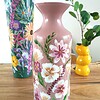 Leuk voor een zomerboeket: Hoge roze vaas met handbeschilderde bloemen