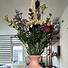 Leuk voor een zomerboeket: Hoge roze vaas met handbeschilderde bloemen