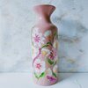 Leuk voor een zomerboeket: Hoge roze vaas met handbeschilderde bloemen
