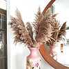 Leuk voor een zomerboeket: Hoge roze vaas met handbeschilderde bloemen