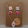 Glanzende Oorbellen en Ketting Set met Gedroogde Bloemen in de kleuren roze.