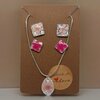 Glanzende Oorbellen en Ketting Set met Gedroogde Bloemen in de kleuren roze.