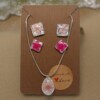 Glanzende Oorbellen en Ketting Set met Gedroogde Bloemen in de kleuren roze.
