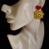 Epoxy oorbellen 'smiley bloem' - geel