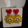 Epoxy oorbellen 'smiley bloem' - geel