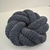 Gehaakte Knot Pillow/ Knoop Kussen: zacht velvet, dubbele knoop en stijlvol voor jouw interieur!