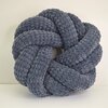 Gehaakte Knot Pillow/ Knoop Kussen: zacht velvet, dubbele knoop en stijlvol voor jouw interieur!