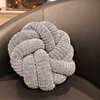Gehaakte Knot Pillow/ Knoop Kussen: zacht velvet, dubbele knoop en stijlvol voor jouw interieur!