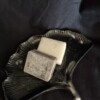 Combideal schaaltje ‘Ginkgo’ zwart zilver + 2 amberblokjes