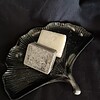 Combideal schaaltje ‘Ginkgo’ zwart zilver + 2 amberblokjes