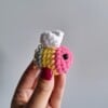 Gehaakte sleutelhanger 'Pansexual bee'