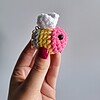 Gehaakte sleutelhanger 'Pansexual bee'