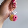 Gehaakte sleutelhanger 'Pansexual bee'