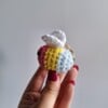 Gehaakte sleutelhanger 'Pansexual bee'