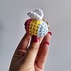 Gehaakte sleutelhanger 'Pansexual bee'