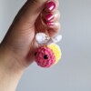 Gehaakte sleutelhanger 'Pansexual bee'