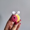 Gehaakte sleutelhanger 'Pansexual bee'