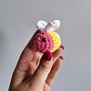 Gehaakte sleutelhanger 'Pansexual bee'