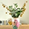 Handbeschilderde stenen vaas met roze flamingo en goud accenten
