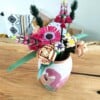 Handbeschilderde stenen vaas met roze flamingo en goud accenten