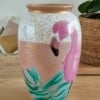 Handbeschilderde stenen vaas met roze flamingo en goud accenten