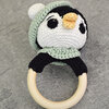 Rammelaar Pinguin, gehaakt in katoen, houten ring 7cm diameter, geschikt voor kinderen onder de 3jaar.
