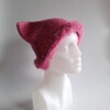 Gehaakte muts met imitatiebont 'Barbie pink'
