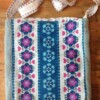 Blauwe tas van vintage stoffen.
