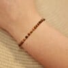 Elegante Tijgeroog armband met 14 karaat geelgouden kralen