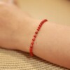 Elegante armband met rode howliet en 14 karaat geelgouden kralen 2,5 mm