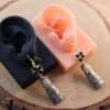 Elegante klassieke oorbellen in zwart en goud voor haar. cocktailparty mode!