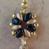 Elegante klassieke oorbellen in zwart en goud voor haar. cocktailparty mode!