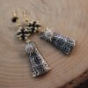 Elegante klassieke oorbellen in zwart en goud voor haar. cocktailparty mode!